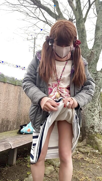 No. 165 Showing off My Pantyhose and Setting up a Vibrator in the Morning Park