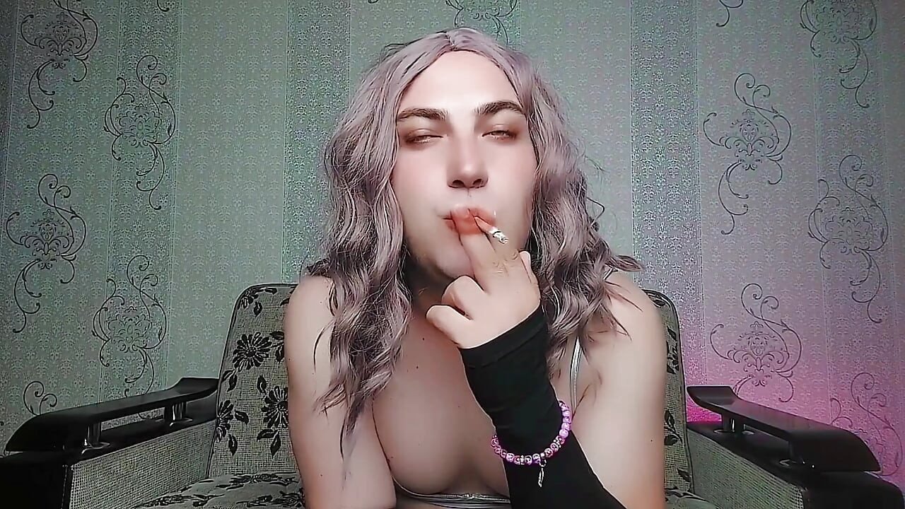 Prekrasna trans ljepotica veže kosu vrpcom