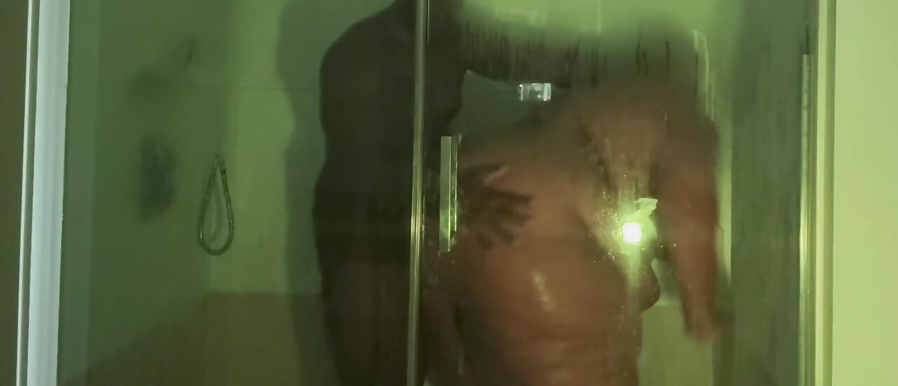 Товстий хлопець розтирається!!