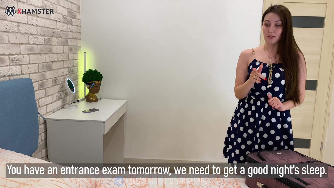 继母和继子在酒店房间共用一张床