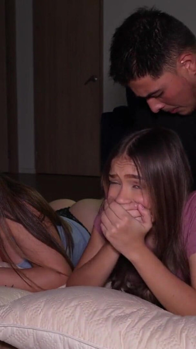Padrasto fode enteada depois de foda dura com sua melhor amiga | Clipe 1