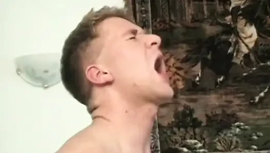 Курящей горячей сучке долбят ее мокрую пизду