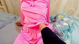 Sexy Zoya - menino muçulmano fode sua madrasta no hotel Oyo em Nova Deli, menina está chorando