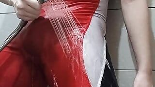 Um cara desportivo em um traje de luta se masturba no chuveiro e depois goza
