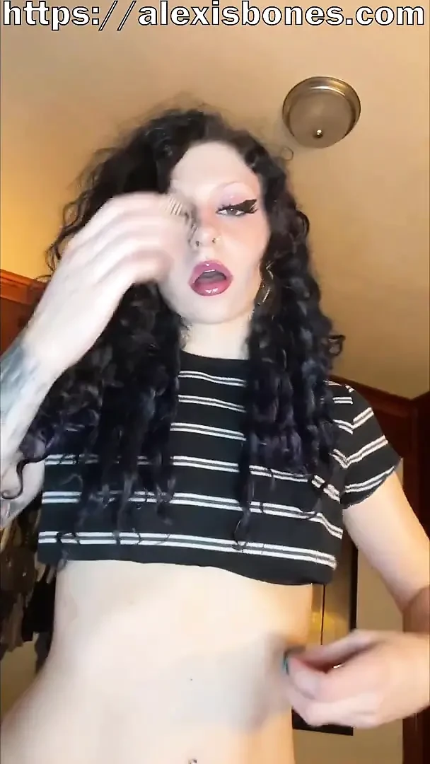 哥特荡妇在你的房间里驳船，并利用你来快速性爱