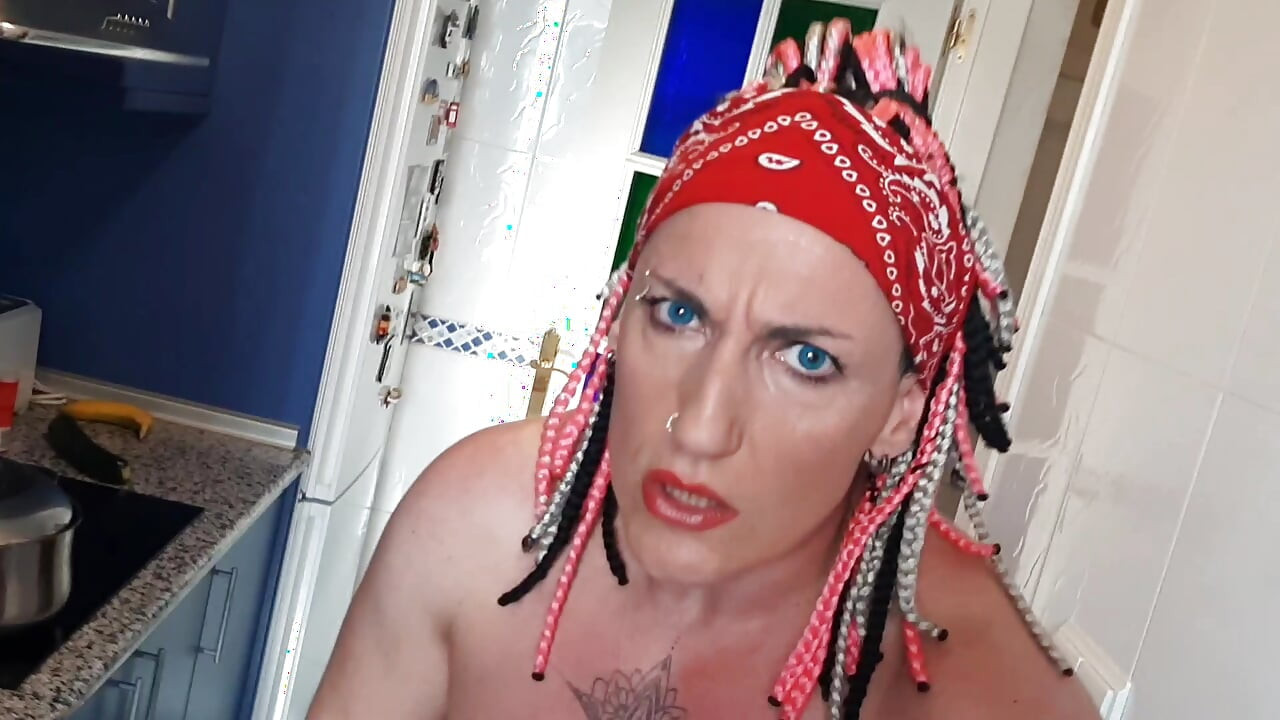 Jebanie mojego tyłka i cipki w kuchni