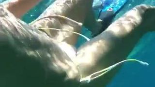 Heidi Klum nadando bajo el agua en bikini