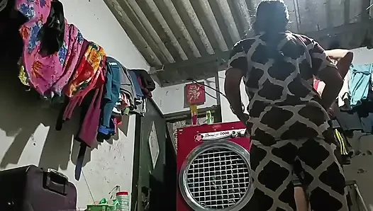 Obwohl der Ehemann im zimmer ist, wird der schwager am Ende beiden im zimmer gezeigt.
