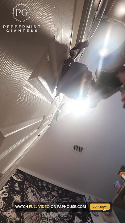 7'3 Peppermint Giantess faz conchas recheadas com um ajudante muito safado amarrado ao meu calcanhar