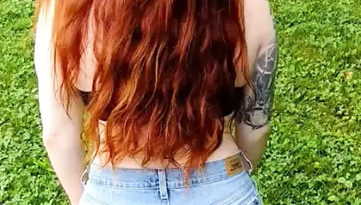 Exhibitionistische rothaarige kommt hart im park