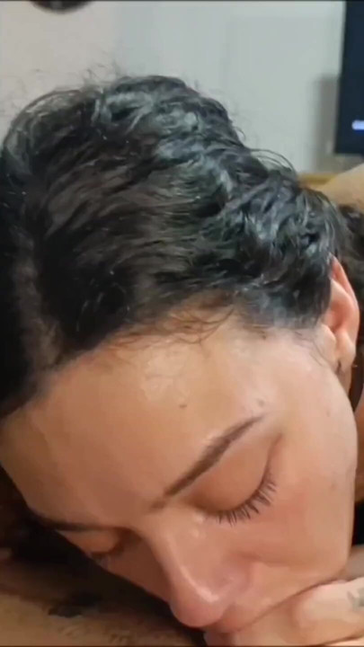 Ela garganta profunda ele e depois fica em cima dele.