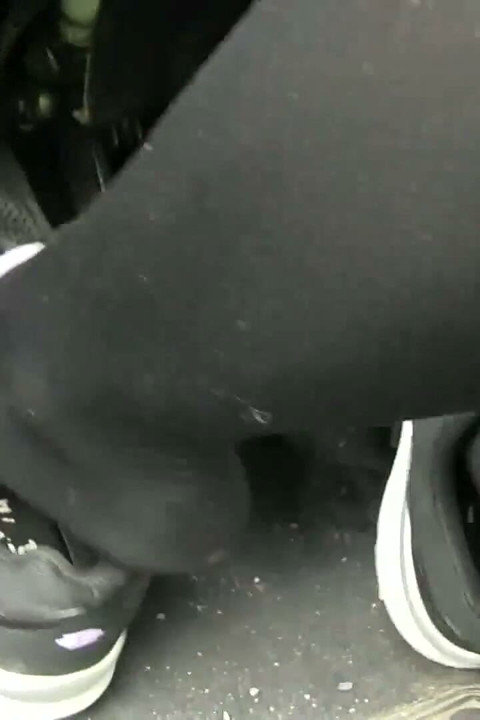 Sensual bombeo de pedal en zapatillas negras