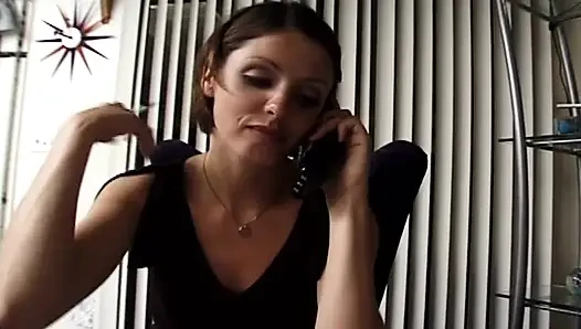 Minyon genç kız sıkı pirsingli amcığını parçalatıyor