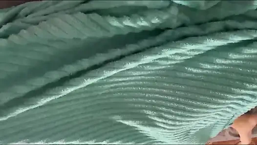 Onu zevk verirken yakaladım: arkadaşım beni uyandırdı ve sonunda onu battaniyenin altında parmaklıyorum