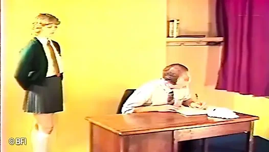 Armes teenie-hottie wird in der klasse in den arsch versohlt