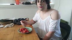 Jag kommer på jordgubbar och äter dem