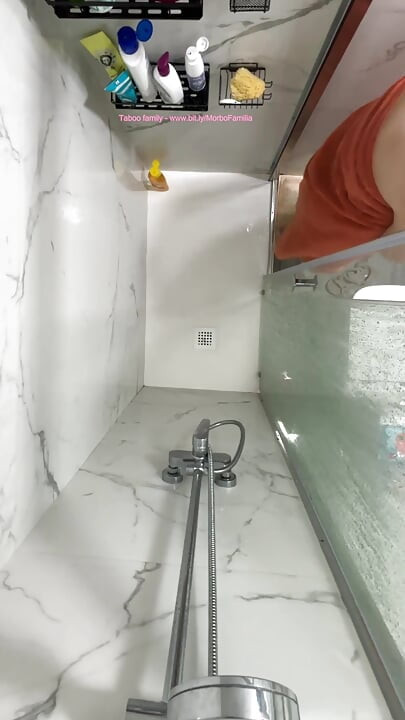 At fange mor nøgen i brusebadet