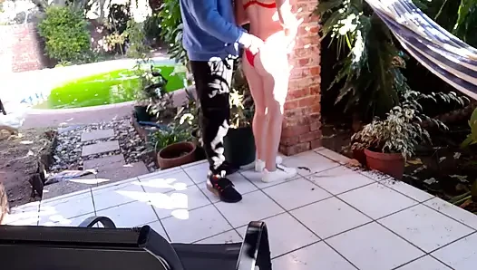 Üvey kız kardeş sikişmeyi ve emmeyi seviyor