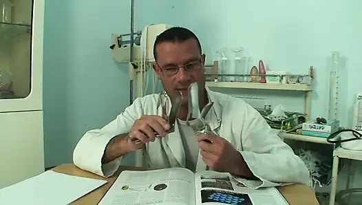 Sarışın sürtük parmakla sikilirken inliyor ve sevgilisinin yarağına biniyor