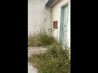 Exhib urbex masturbándose en un hotel griego abandonado