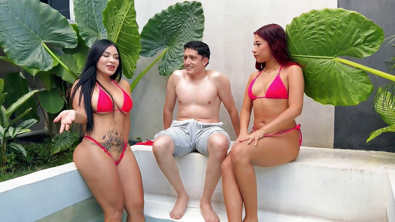 Încercăm să fim singuri în piscină cu prietenul meu, dar ajungem să ne culcăm cu colegul meu de apartament, tocilar, un threesome neașteptat