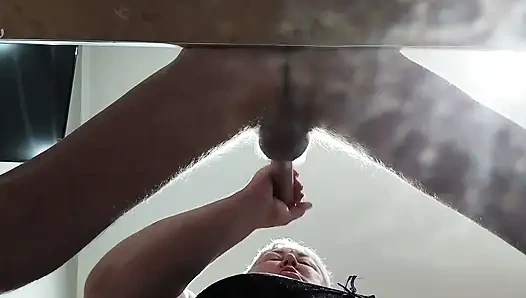 Üvey annem sakso çektikten sonra ağzıma boşalıyor