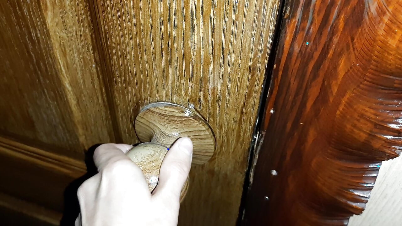 Łapię moją przyrodnią siostrę masturbację w toalecie