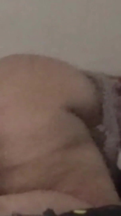 MILF dihidangkan dan mengongkeknya keluar dari kote hitam besar | Klip 1