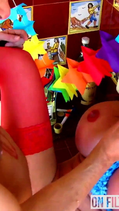 Moracha de tetas grandes le chupa la pija de cumpleaños | Clip 2