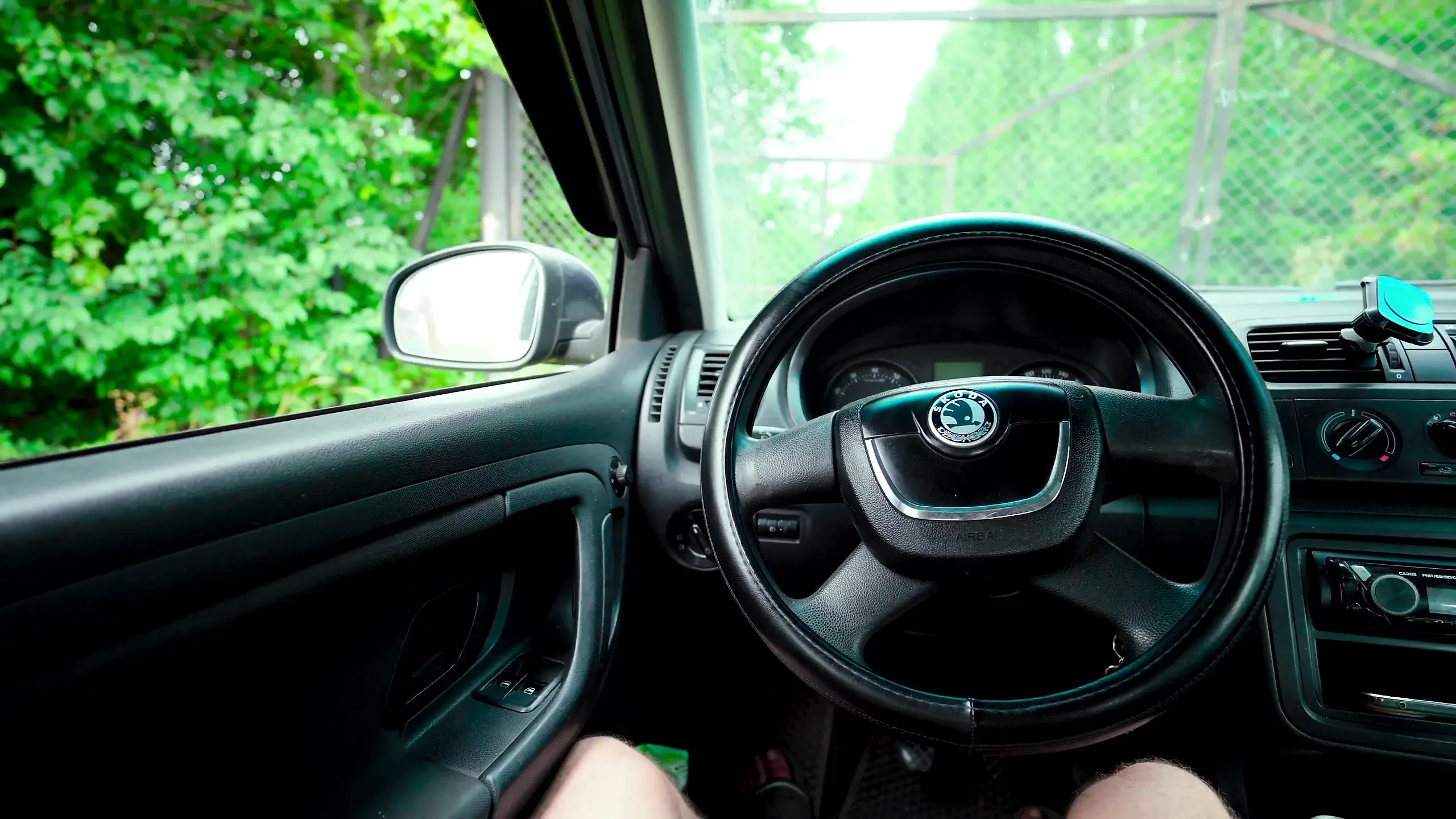 branlette-en-voiture-et-nettoyage-avec-des-serviettes-en-papier
