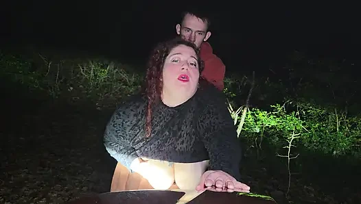 Küçük kaltak gecenin ortasında ormanda sikiliyor