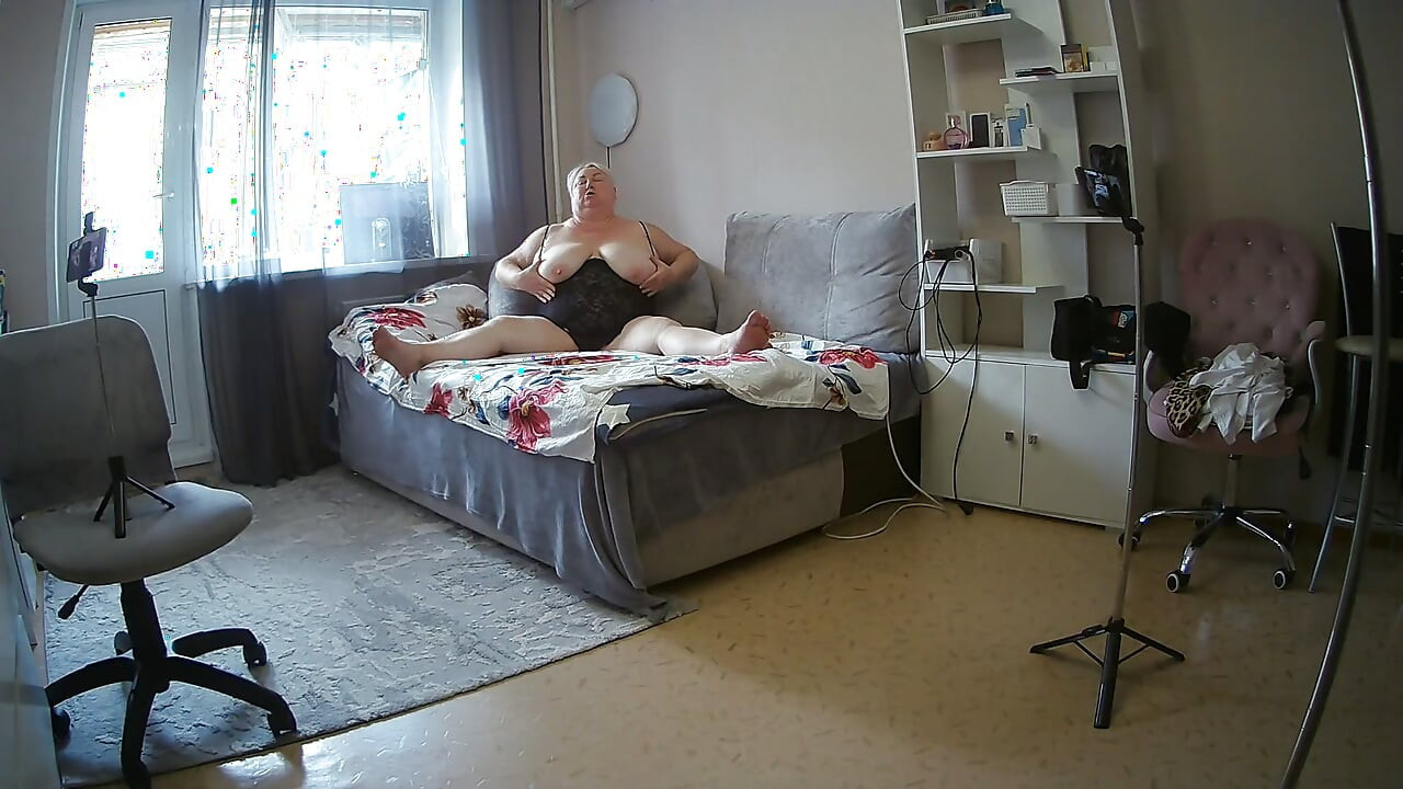 Mother-in-law with big round ass, hairy cunt and huge tits staged a sex show