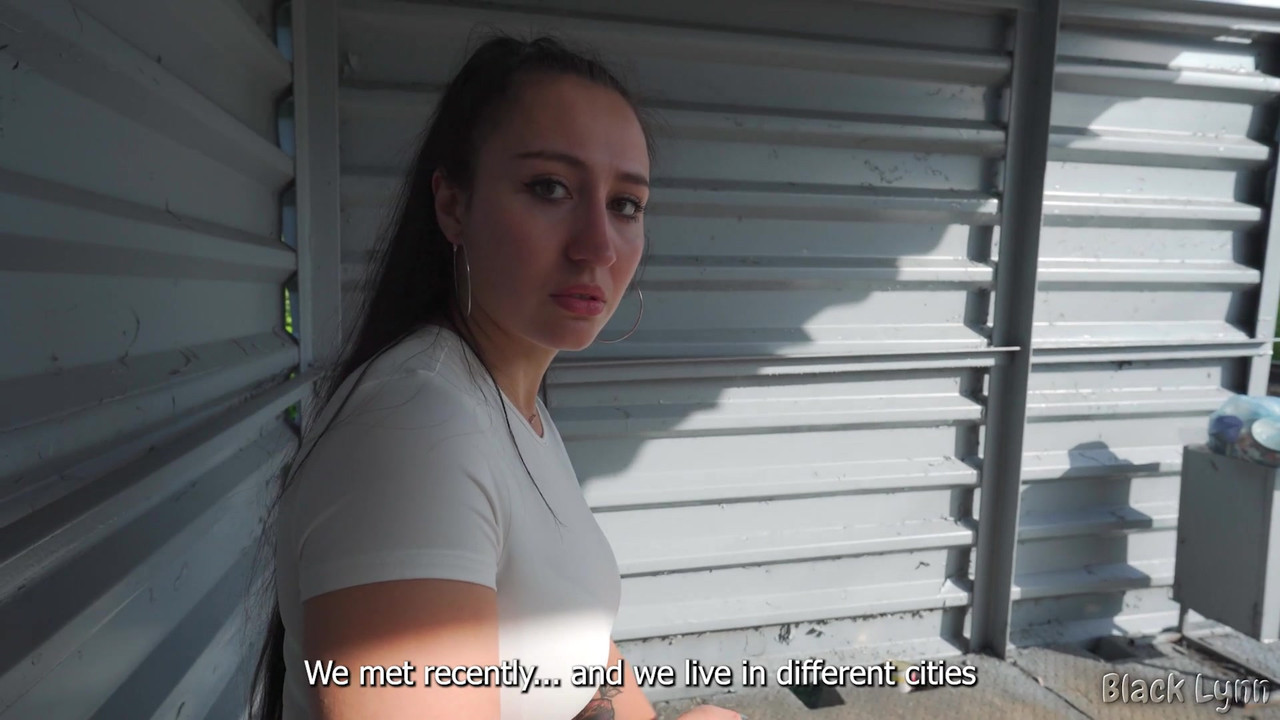 穿着皮裤的黑发女郎让我欺骗了我的女朋友