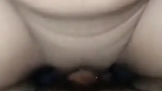 Ich genieße den Penis meines stiefbruders und springe energisch darauf