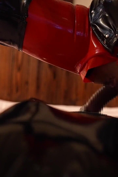 Seks dalam catsuit lateks merah!