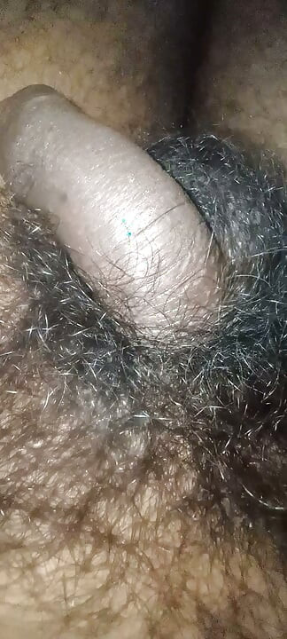 Peluda gran polla masturbándose