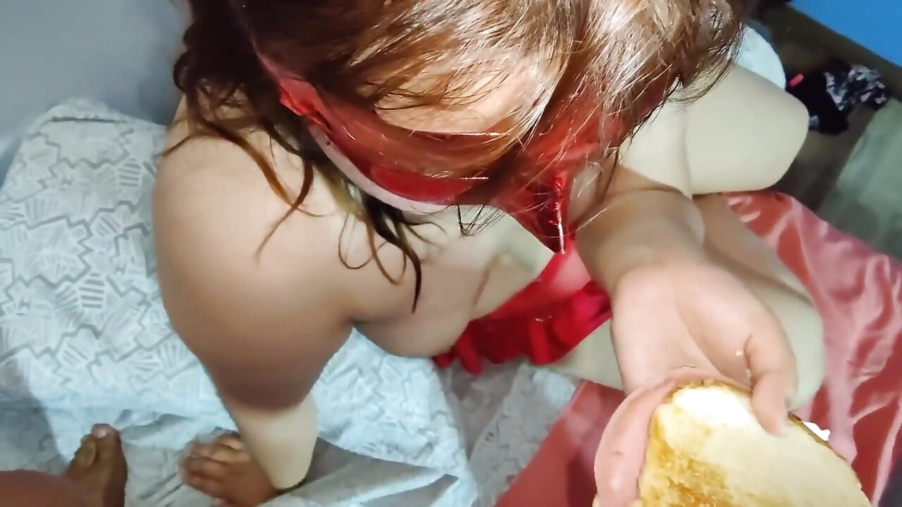 Mijn seksslavinnen houden van mijn sperma op haar sandwich