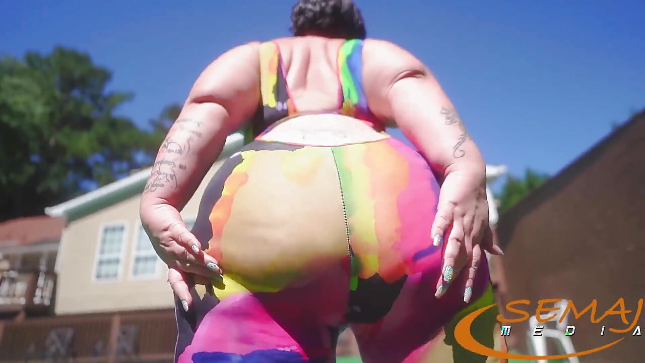 Semaj media grandota Kylie le gusta chupar la polla en la piscina