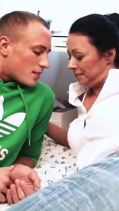 Key moment from "Stiefsohn fickt die notgeile MILF Mama"