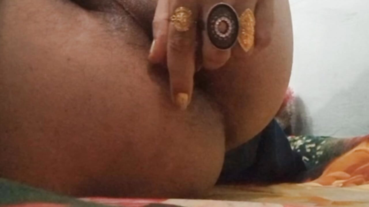 Indian crossdresser using nail paint for anal as dildo