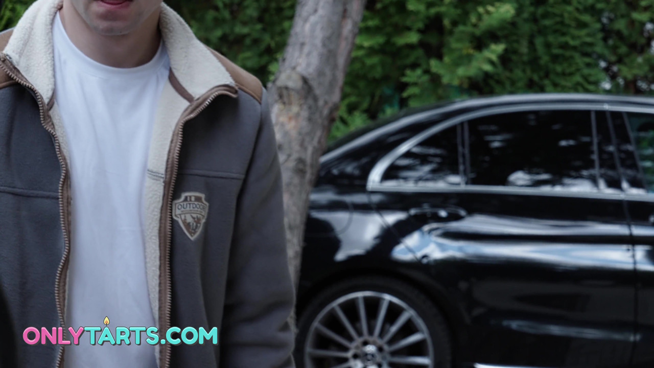 不貞の妻を持った夫は彼の美しい妻を犯す金持ちの男を見ます