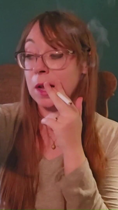 Một người hút thuốc nicotine bẩn thỉu miệng | Đoạn video ngắn 2
