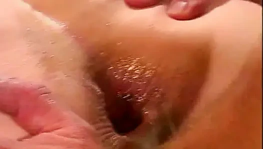 Грязная блондинка получает огромный камшот на лицо после жесткого траха с двойнным проникновением