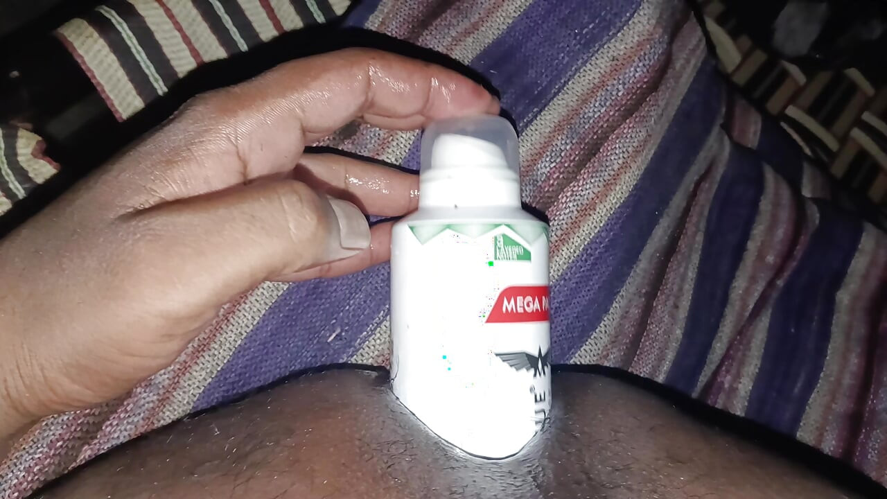 我用一个非常厚的瓶子操了我的屁股。