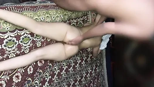 Sinnliche Ölmassage auf heißem desi-mädchen wird zum Hardcore-fick, rutschiges öliges körper-happy end