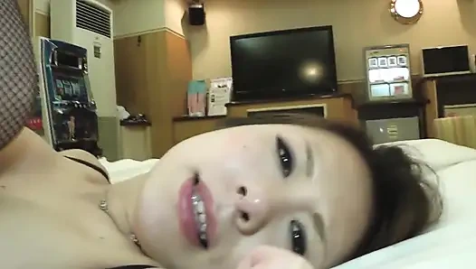 Сцена с восточной горничной - 2 грудастая азиатка Miharu Kai в нижнем белье получает камшот на лицо