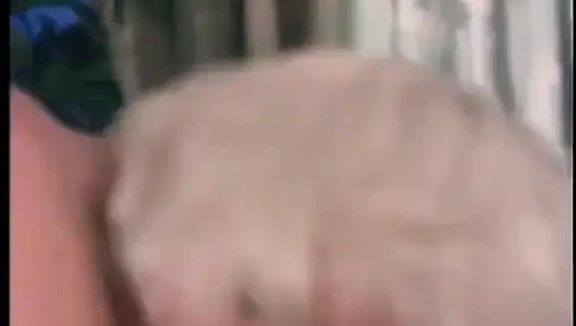 Kovboy sarışın sürtüğün göğüslerini dondurma yalıyor ve sonra onu yalıyor