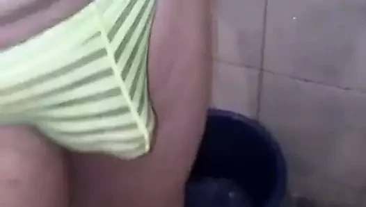 unter der Dusche mit teiltransparenten Hose shower