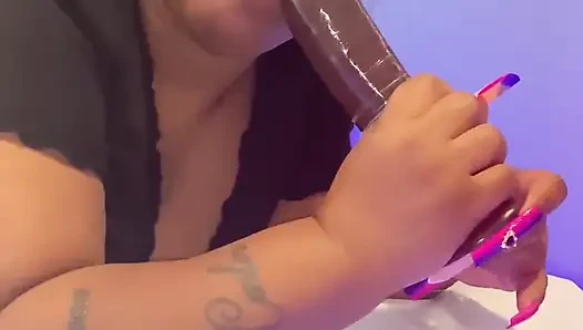Halsfick-Übung, meinen mund mit großem dildo zu ficken