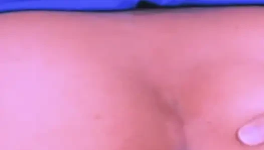 Cewek itu pergi ke gym dan menjadi sangat panas dan menunggangi kontol sampai ke dasar